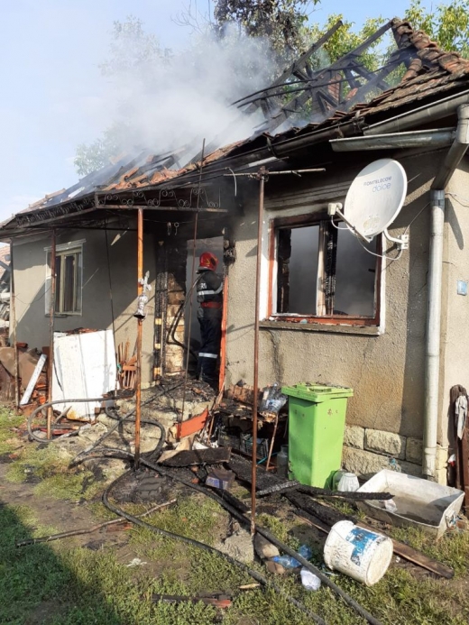 Bătrân de 80 de ani, rănit în EXPLOZIE, în Cornești. Tragedia s-a produs după ce casa bărbatului a luat foc.